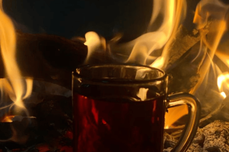 Wadi Rum: Almoço ou Jantar ao Estilo Beduíno com Serviço de BuscaAlmoço beduíno local com chá, café, bebidas geladas e serviço de busca