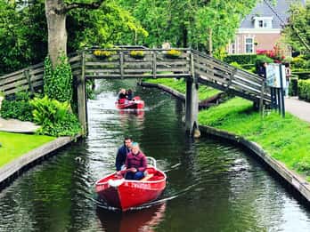 Amsterdam: Zaanse Schans and Giethoorn Guided Combo Tour