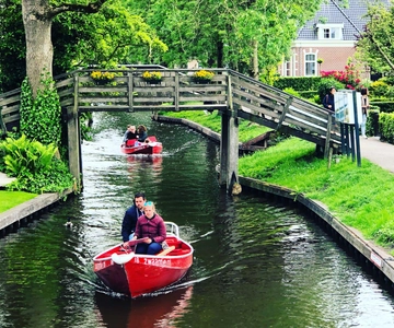 Amsterdam: Zaanse Schans and Giethoorn Guided Combo Tour