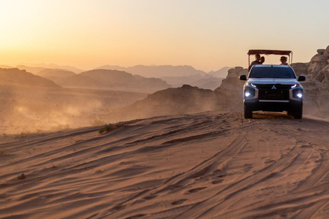 Wadi Rum: Overnight Jeep Tour with Meals and Sandboarding