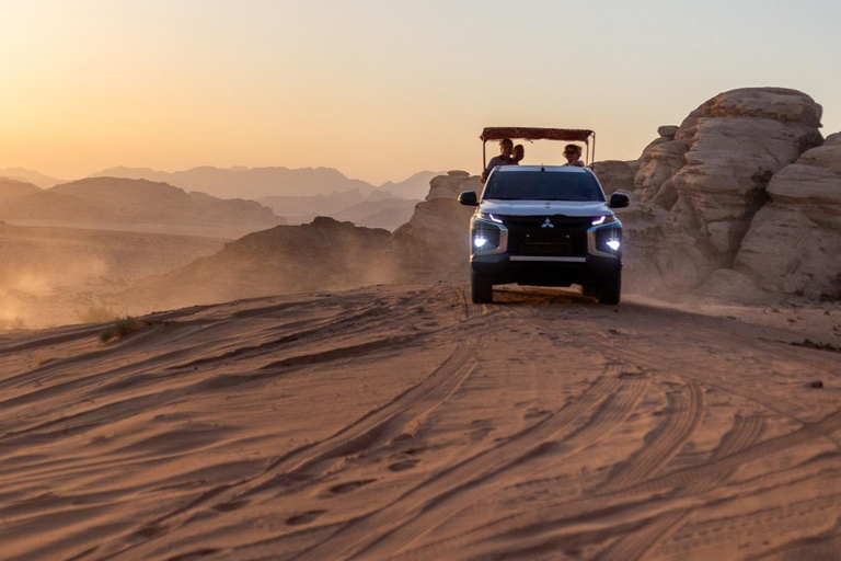 Wadi Rum: Overnight Jeep Tour with Meals and Sandboarding