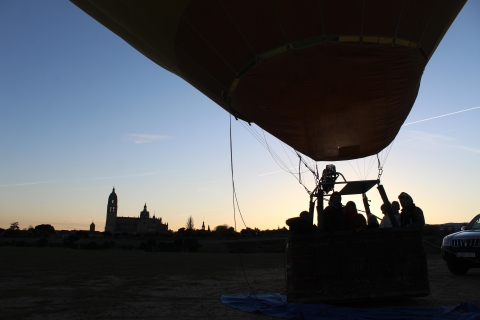 Ségovie : vol en montgolfière avec nourriture et cavaSégovie : vol en montgolfière