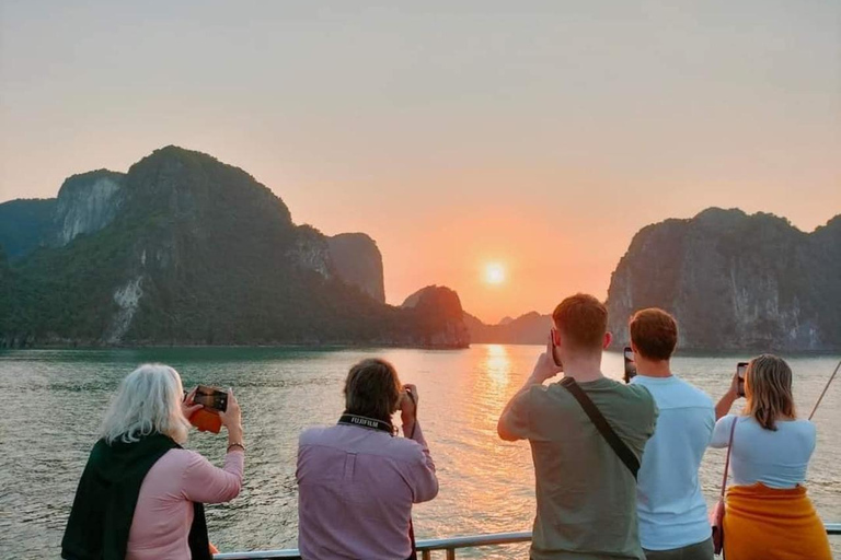 Hanoi: Crociera nella baia di Halong e Lan Ha con trasferimento in limousine