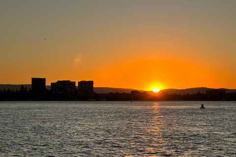 Gold Coast privé zeilvakantie bij zonsondergang met diner &amp; drankjes