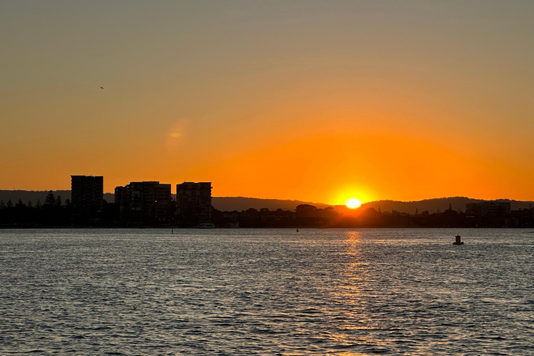 Gold Coast privé zeilvakantie bij zonsondergang met diner &amp; drankjes