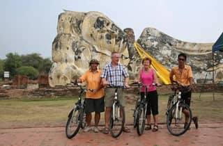 Ayutthaya: Fahrradtour bei Sonnenuntergang und malerische Bootsfahrt