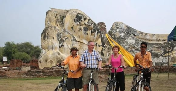Ayutthaya: Fahrradtour bei Sonnenuntergang und malerische Bootsfahrt