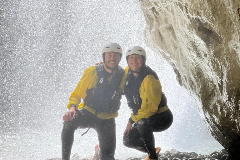 Çorovoda: Osumi Canyon River Tubing Tour mit Picknick Mittagessen