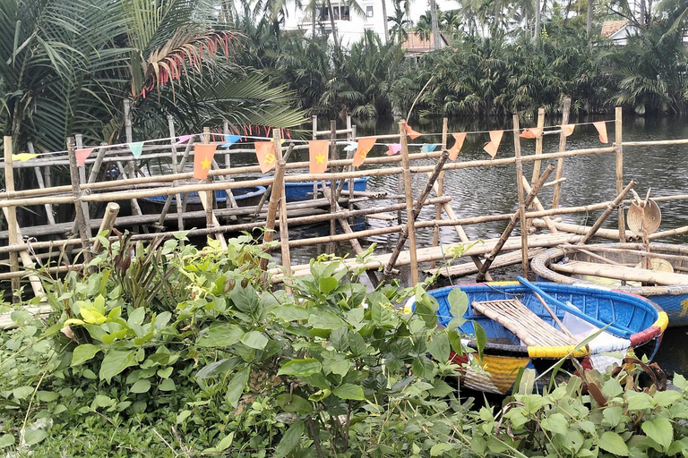 Barca di cocco a remi nel villaggio di Thanh Dong