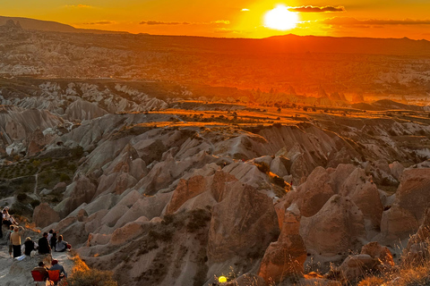 Cappadocië kijken naar de zonsondergang met wijn in de Rode Vallei