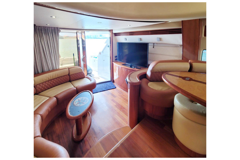 Wynajem jachtu w Miami z skuterami wodnymi, paddleboardami i pontonami