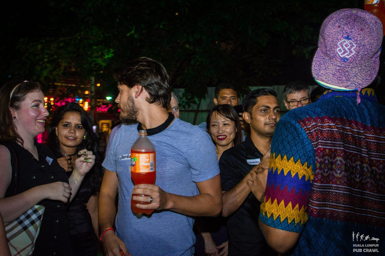 Kuala Lumpur: pub crawl in 3 locali con drinkKuala Lumpur: pub crawl serale in 3 locali con bevande