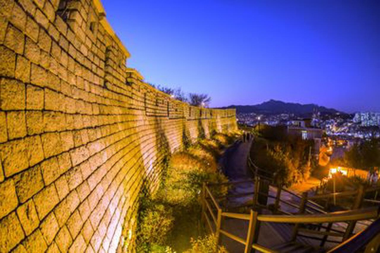 Visita nocturna a Seúl: Parque Naksan y Eungbongsan