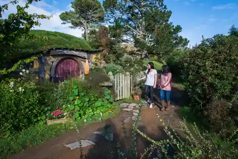 Hobbiton Movie Set & Te Puia Geothermal Valley Tour particular