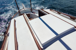 Explorez Punta Falconera : baignade, voile, paddle et vues imprenables
