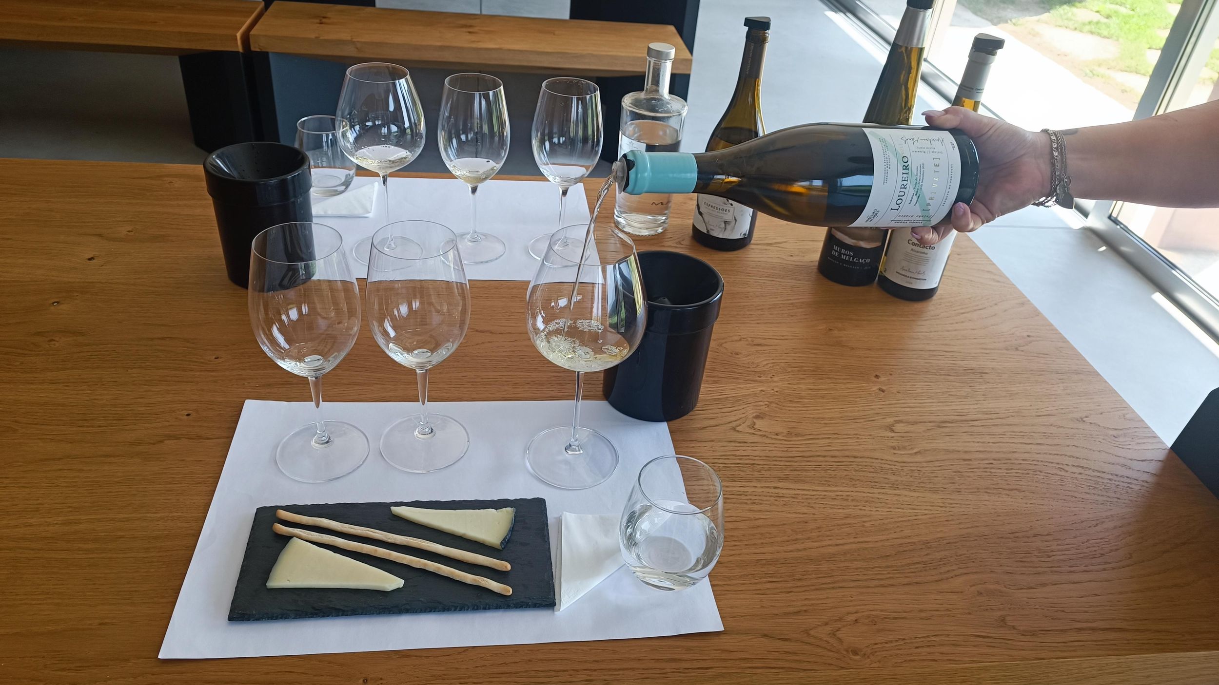 Porto: Private Tour durch die Vinho-Verde-Region. Verkostungen, Mittagessen und Schlossbesichtigung
