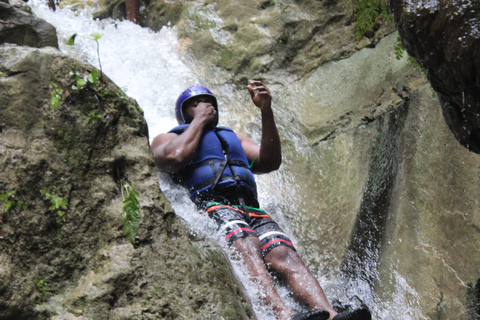 Amber Cove - Taino Bay 5 tirolesas 7 cachoeiras + almoço para vocêAmber Cove - Taino Bay 5 tirolesas 7 cascatas + almoço para