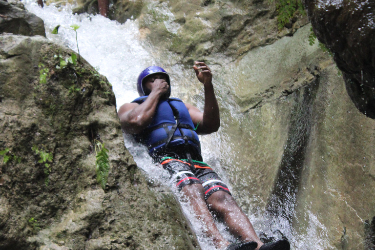 Amber Cove - Taino Bay 5 tirolesas 7 cachoeiras + almoço para vocêAmber Cove - Taino Bay 5 tirolesas 7 cascatas + almoço para