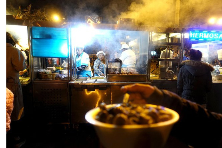 基多晚间之旅：殖民地灯光和当地生活