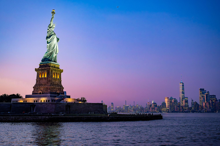 رحلة بحرية عند غروب الشمس في مدينة نيويورك مع دي جي وأفق المدينة وتمثال الحريةرحلة بحرية مع موسيقى 