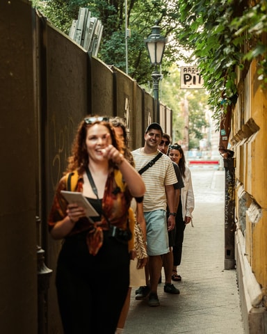 Budapest: City Scavenger Hunt with Photos ✨