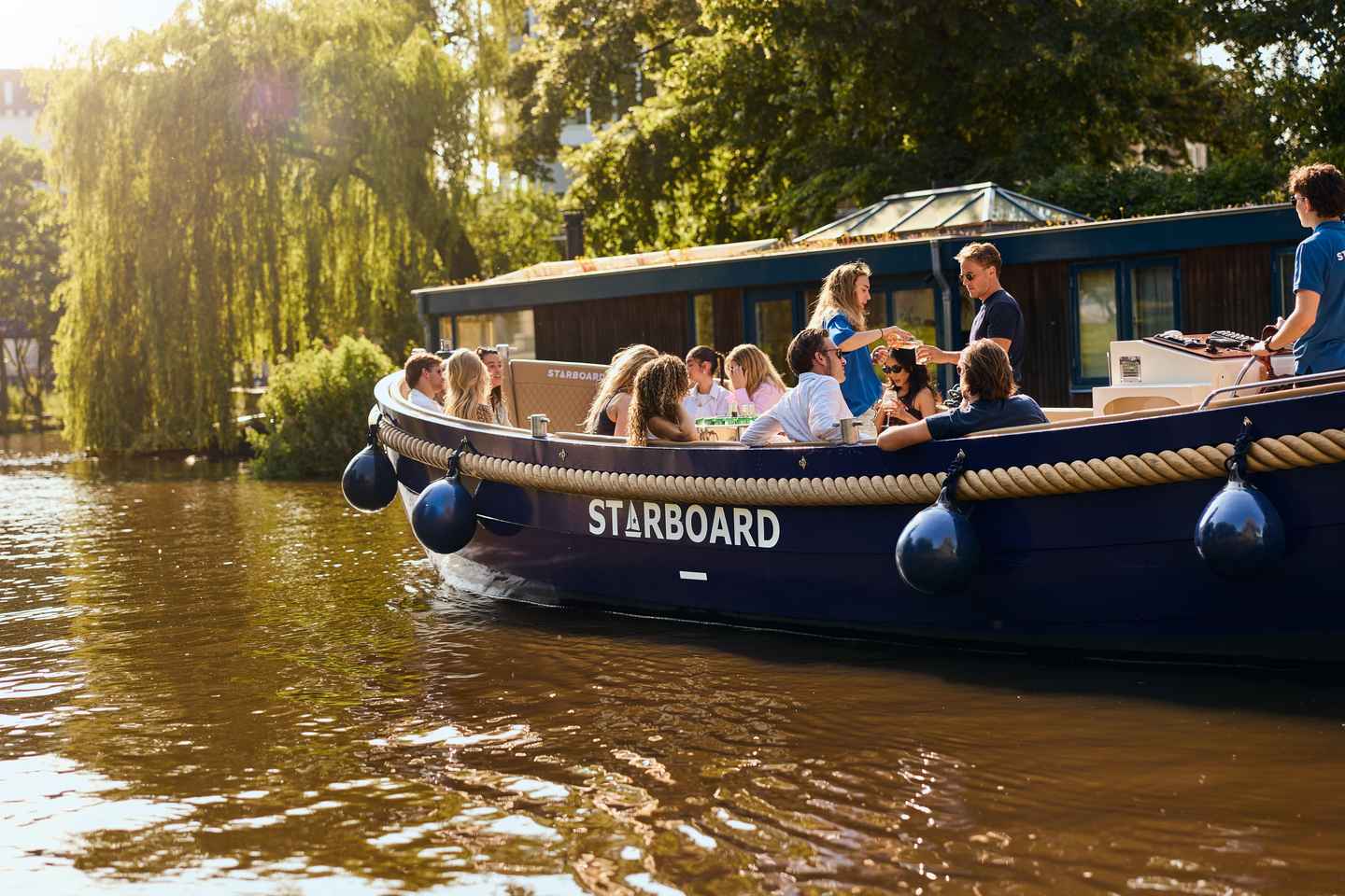 Amsterdam: Spanish Guided Open Boat Cruise with Bar Onboard