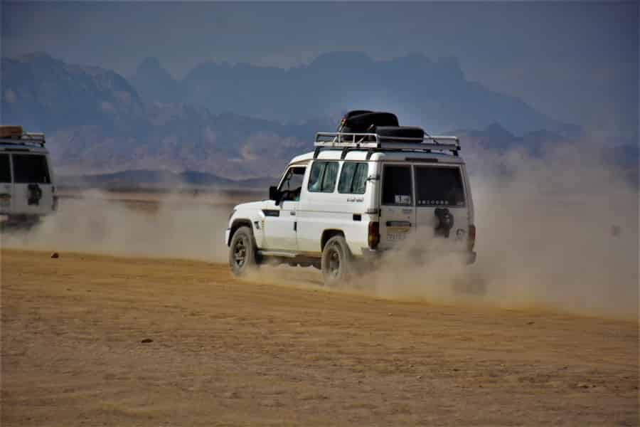 Hurghada: Jeep-Safari mit Kamelritt, Abendessen und Show. Foto: GetYourGuide