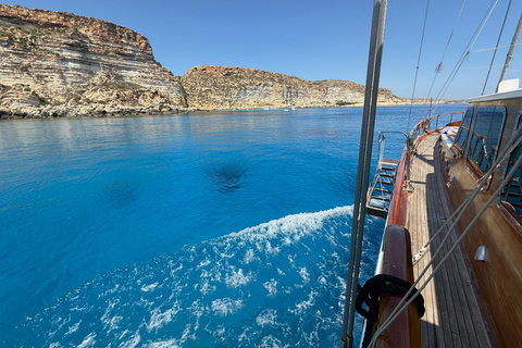 Lampedusa: Elegante tour in barca di un giorno con pranzo a bordoTour condiviso