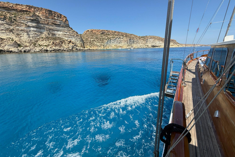 Lampedusa: Elegante tour in barca di un giorno con pranzo a bordoTour condiviso