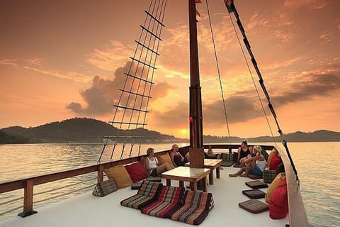 Phuket: Sunset Exclusive Evening Experience