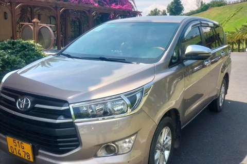 Transferência privada da cidade de Ho Chi Minh para a fronteira de Moc BaiSedan (2 pessoas + 2 malas)