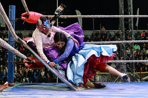 Cholitas Wrestling: Cholitas-Show in der Eishalle