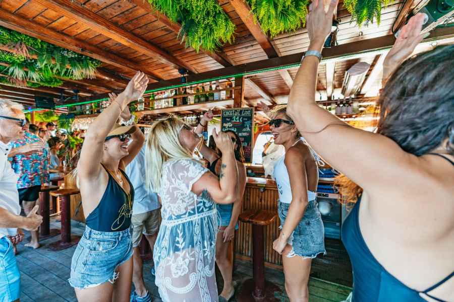 Palma de Mallorca: Bootsparty bei Tag mit Live-DJ. Foto: GetYourGuide