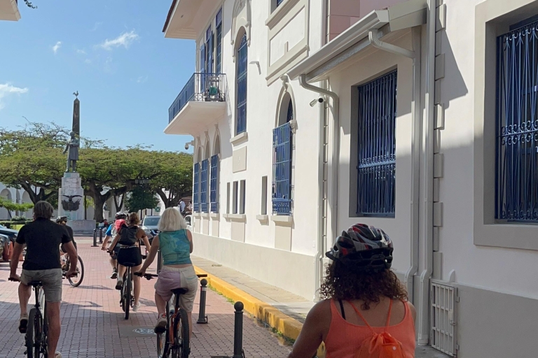 Comienzo del recorrido en bicicleta por Ciudad de Panamá en el Casco Viejo.