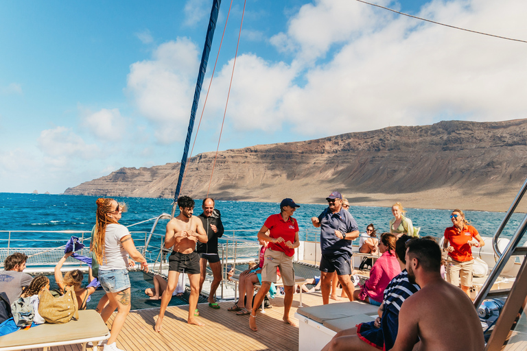 La Graciosa : Croisière sur l'île avec déjeuner et activités nautiquesLa Graciosa : croisière en catamaran de luxe et déjeuner