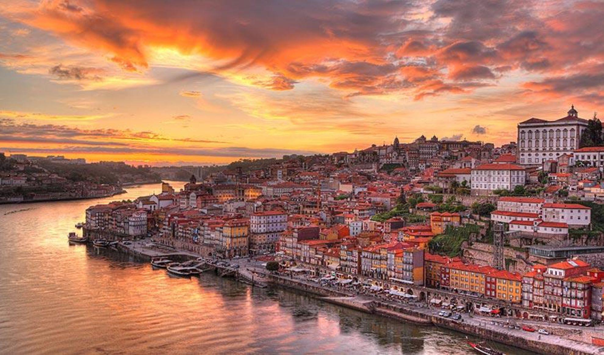 Von Porto: Privater Transfer nach Lissabon bis zu 3 Haltestellen