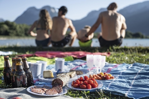 Targ prowansalski, zakupy i kosz piknikowy nad jeziorem
