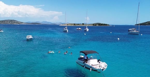 Vodice: Private Bootstour mit Skipper und Schnorchelausrüstung