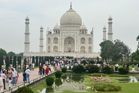 From Delhi: Private Taj Mahal & Agra Tour with 5-Star Lunch Local Expert Tour Guide Only