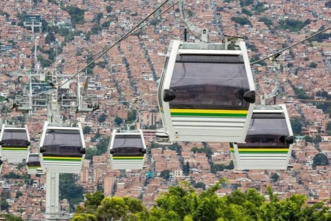 Zwiedzanie Medellín: Stacja metra Comuna 13 i kolejka linowa