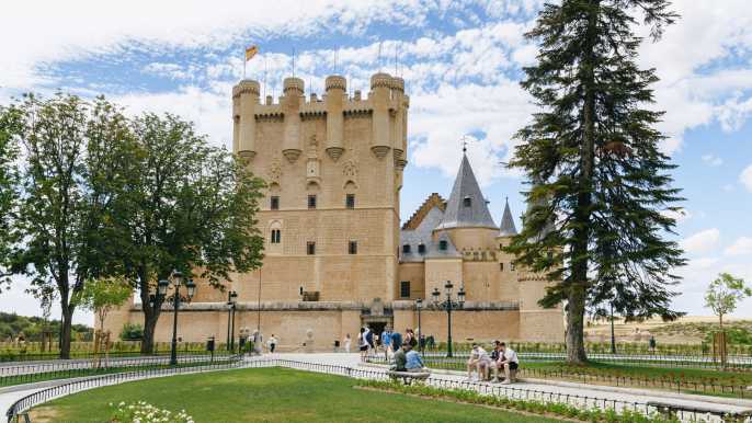 Madrid: tour guiado a Toledo y Segovia con opción Ávila