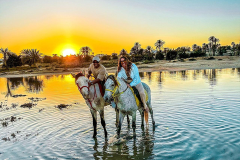 Przejażdżka konna o zachodzie słońca po spokojnych plażach Dżerby.
