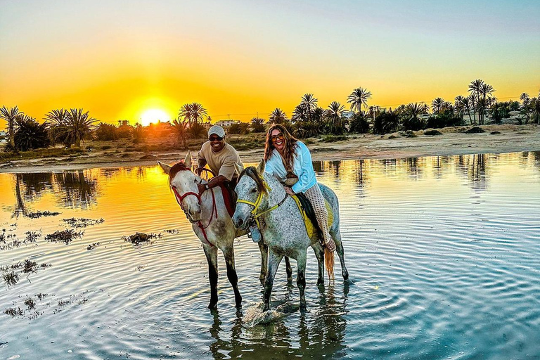 Przejażdżka konna o zachodzie słońca po spokojnych plażach Dżerby.