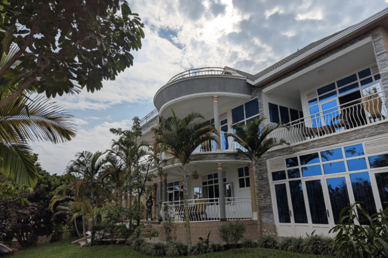 Kigali: Volcanoes National Park Gorilla Trekking Tour