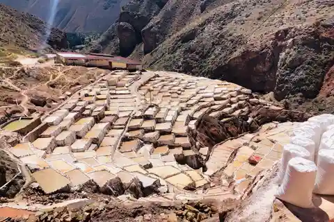 Maras: Wanderung zu den Salzminen von Urubamba und lokale Verkostung.