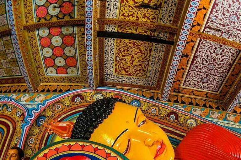 Kandy: Anuradhapura & Yapahuwa Kingdoms Day Trip