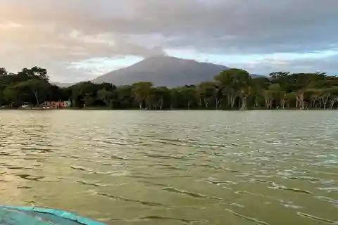 Passeio de barco com churrasco no Lago Duluti