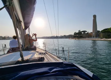 Brindisi: Insel Sant`Andrew, Aperitif auf dem Segelboot bei Sonnenuntergang