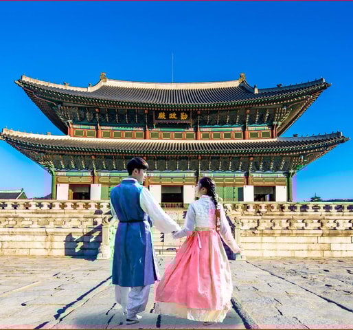 Gyeongbok-gung and Seochon walking tour with coin lunchbox