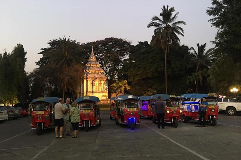 Chiang Mai: Visita nocturna a los templos y comida callejera en Tuk Tuk